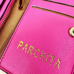 Detailansicht der rosa Geldbörse mit Litschi-Maserung und goldener PARCHITA-Aufschrift