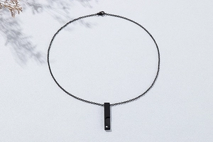 Collier à pendentif rectangulaire noir élégant avec barre verticale et fermoir mousqueton