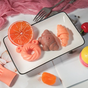 Realistische siliconen bakvormen voor donuts en croissants op een wit keramisch bord