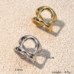 Irregular cutout wave rings in gold and silver finish, 1.8cm diameter, 4.9g weight