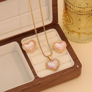 Parure de bijoux avec collier pendentif cœur rose et boucles d'oreilles en bois