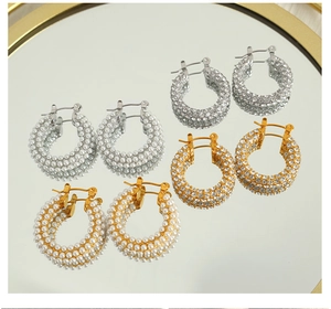 Détails de boucles d'oreilles dorées et argentées avec perles et cristaux
