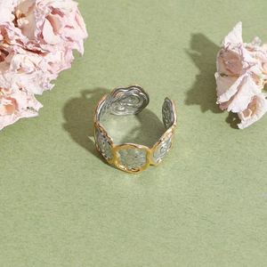 Detail eines Vintage 18K Gold und Silber Rings mit geprägtem Rosenmuster und Textur