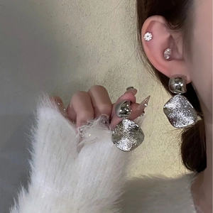 Boucles d'oreilles minimalistes en argent avec perle carrée et métal martelé