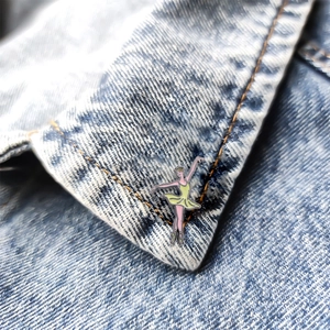 Lindo broche esmaltado de bailarina en chaqueta vaquera como accesorio de ropa
