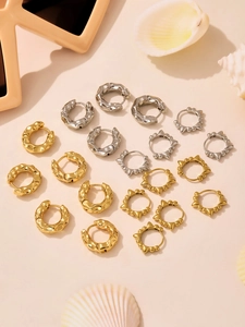 Vue détaillée des boucles d'oreilles martelées or et argent avec anneaux style punk