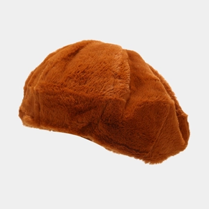 Détail de la texture douce en fausse fourrure marron d'un béret d'hiver chaud pour femme