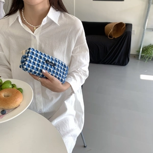 Pochette tissée à carreaux bleu et blanc avec fermeture éclair en métal à la main