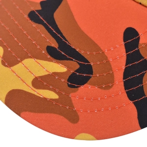 Gros plan sur la visière de casquette camouflage avec coutures orange renforcées