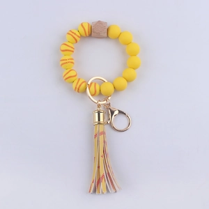Dettaglio di perline in silicone giallo e nappa in pelle PU con cuciture da baseball rosse