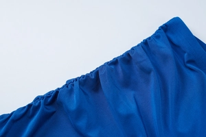 Dettaglio della fascia elastica in vita e del tessuto a maglia del set blu