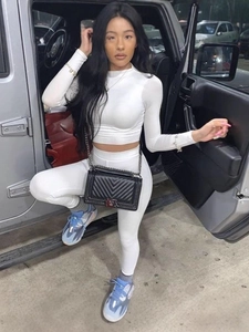 Ensemble blanc deux pièces pour femme avec haut à manches longues et legging serré