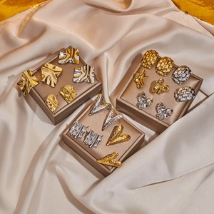 Orecchini vintage a pieghe in acciaio inossidabile oro e argento su seta elegante