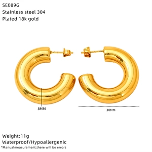 Macro detail of 30mm gold C-shaped earrings with technical dimensions and material specs