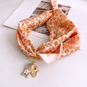 Collier foulard en soie à fleurs avec pendentif éléphant doré et cristaux