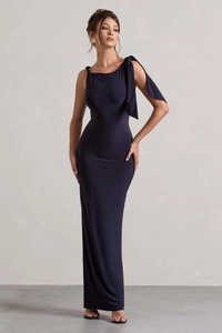 Dettaglio dell'abito lungo blu scuro con spallina a fiocco monospalla e drappeggio elegante