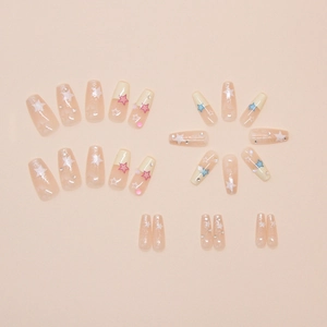 Macro-opname van Y2K press-on nagels met sterren en strass in medium trapeziumvorm