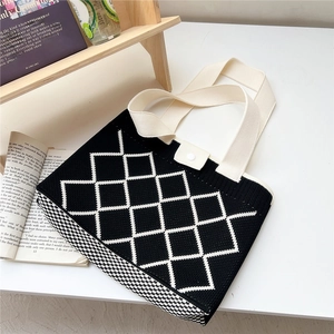 Détail du sac cabas en tricot avec motif losanges noir et blanc et bouton pression