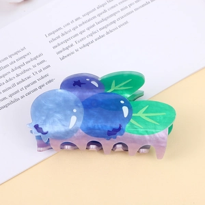 Detail der Haarklammer im Blaubeer-Design aus Acetat mit lichtdurchlässigen Blättern