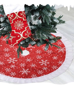 Détail de la jupe d'arbre de Noël rouge et chaussette avec flocons et volants blancs