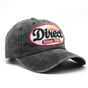 Gros plan sur une casquette vintage gris foncé avec broderies et effet délavé