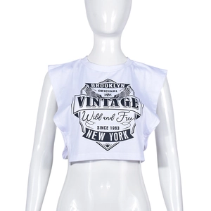 Dettaglio del crop top bianco con stampa vintage Brooklyn e New York senza maniche