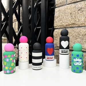Detail of 350ml stainless steel water bottles with colorful patterns and round caps