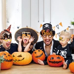 Familie trägt kreative Halloween-Papierbrillen mit Kürbis- und Geistmotiven für Partys