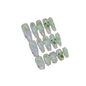 Faux ongles faits main vert menthe avec roses 3D, perles et strass brillants de luxe