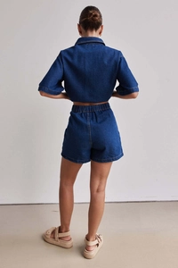 Rückansicht eines lässigen blauen Denim-Zweiteilers mit Kurzarmhemd und Shorts