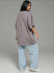 Λεπτομέρεια από oversized ανθρακί βαμβακερό T-shirt με χαμηλωμένους ώμους και λαιμόκοψη