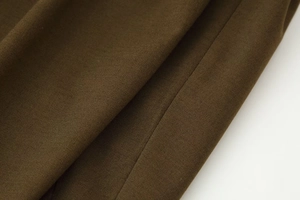 Gros plan sur un tissu tissé marron foncé haute densité avec texture plissée élégante