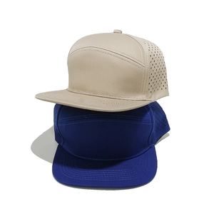 Detalle de gorras trucker de ala plana en caqui y azul con agujeros de ventilación láser