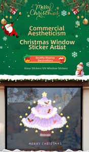 Détail d'un autocollant de fenêtre sapin de Noël rose avec étoile et texte festif