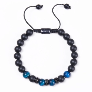 Détail du bracelet réglable en pierre noire mate et œil de tigre bleu avec accents zircons