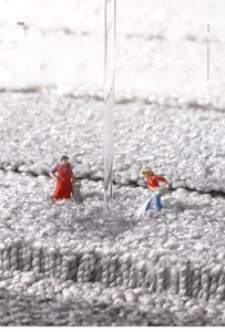 Vue détaillée du tapis de bain rayé absorbant avec fibres douces et absorption rapide de l'eau