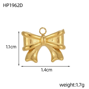 Dimensions détaillées du pendentif papillon doré : 1,1 cm de hauteur et 1,4 cm de largeur