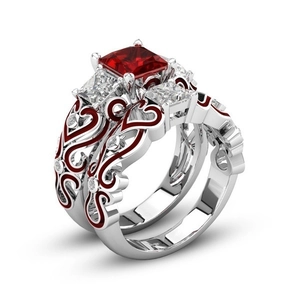 Luxe verzilverde ringenset met vierkante rode zirkoon en gotische holle patronen