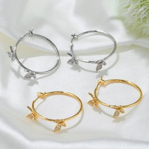 Boucles d'oreilles créoles dorées 18K avec breloques papillon et zircons blancs