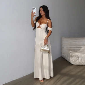 Robe de vacances blanche à épaules dénudées avec découpes sexy et tissu fluide élégant