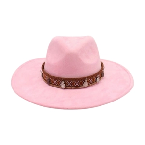 Détail du chapeau Fedora rose avec ruban tressé et pendentifs en pièces argentées