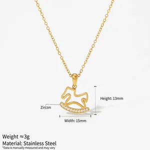 Collana a cavallo a dondolo in acciaio dorato con zirconi bianchi ciondolo 15mm