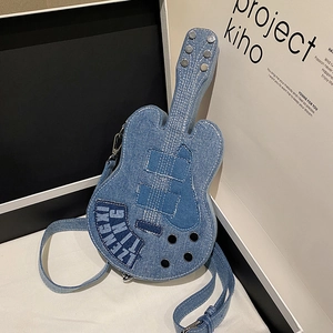 Borsa a tracolla in denim blu a forma di chitarra con rivetti e tracolla regolabile