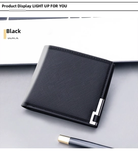 Detail der schwarzen Bifold-Brieftasche mit Saffiano-Lederstruktur und silbernem Metallakzent