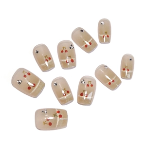 Faux ongles cerise frais avec paillettes œil de chat et strass sur base beige