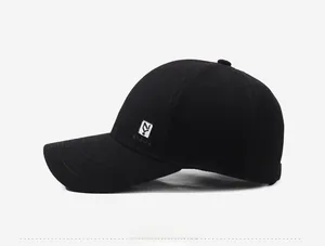 Vista laterale del cappello nero con trama tipo lana e dettaglio logo NY argento lucido