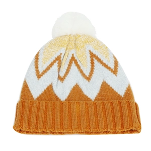 Détail d'un bonnet d'hiver avec motif à vagues jaune et orange et pompon blanc