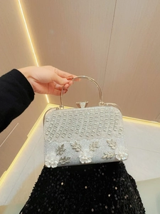 Elegante silberne Glitzer-Abendtasche mit weißen Blumenakzenten und Metallgriff