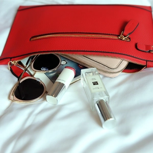 Pochette in pelle rossa a grana di litchi con cerniera dorata e interno molto capiente