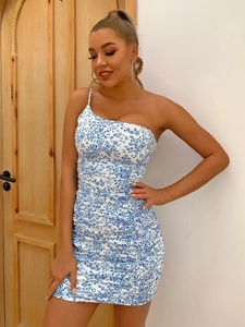 Mini abito aderente sexy monospalla con stampa floreale blu bianca e drappeggio